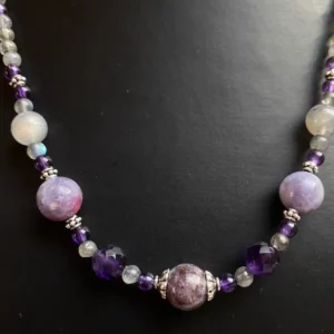 detail collier en tourmaline et amethyste