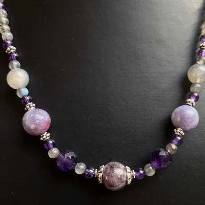 detail collier en tourmaline et amethyste